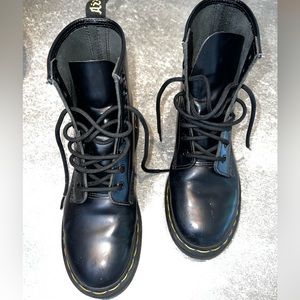 1460 WOMEN'S SMOOTH LEATHER LACE UP BOOTS all wear visible in photos